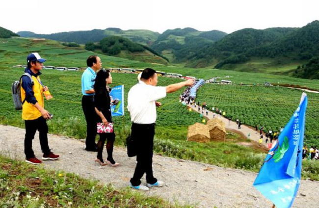 全国马铃薯大会专家到水磨制种基地参观.png